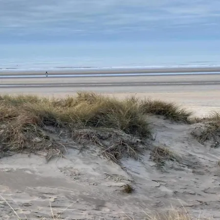 In St-idesbald Near The Sea, Cleaning Included 아파트 *